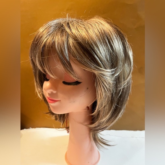 NEW Lydell Short Layered Shaggy wavy Full Synthetic Wig Color AB461 Women - Picture 4 of 8